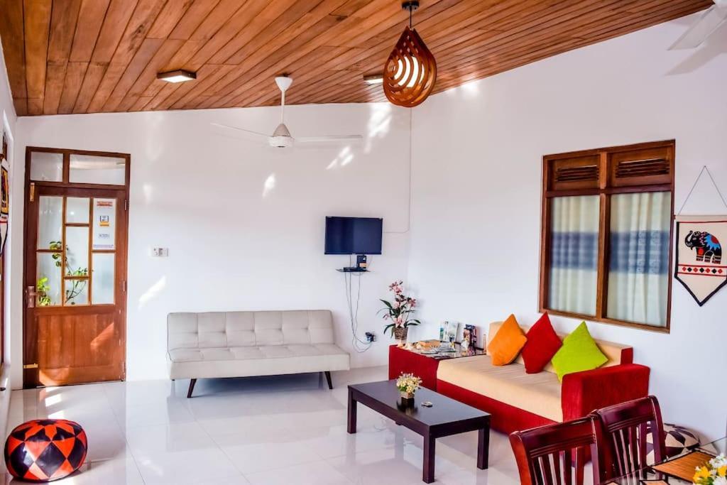 Saru Holiday Apartment - Upto 6 Guests كاندي المظهر الخارجي الصورة