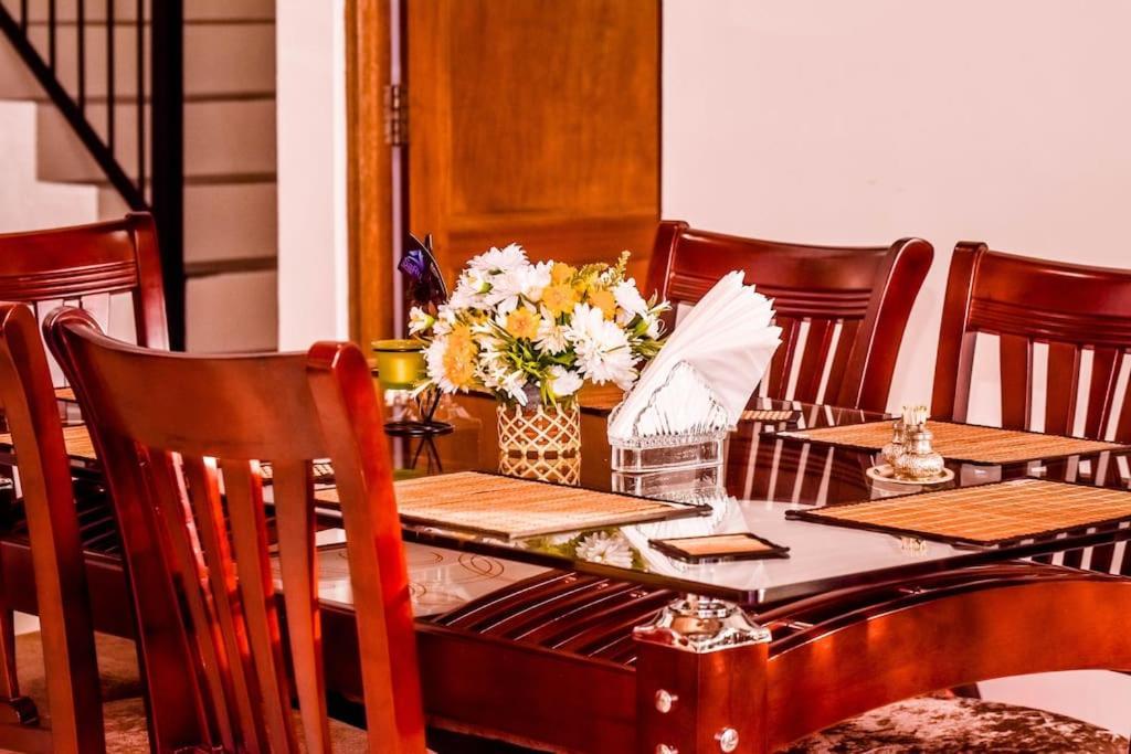 Saru Holiday Apartment - Upto 6 Guests كاندي المظهر الخارجي الصورة